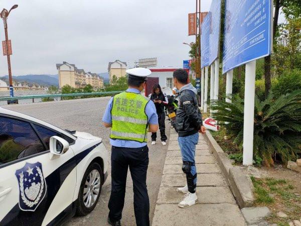 危險！騎行愛好者在高速上找摩托車零件